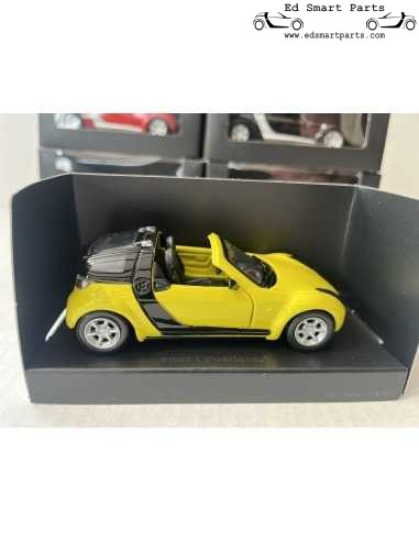 Pullback smart roadster coupé 1:33 estrela brilho amarelo/preto SMARTWARE