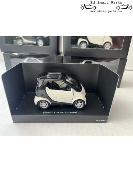 Pullback smart fortwo coupé 1:33 lite branco/preto SMARTWARE