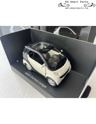 Pullback smart fortwo coupé 1:33 lite white/black SMARTWARE