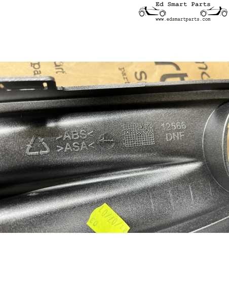Nova máscara de grade frontal prateada com aberturas para faróis de neblina smart fortwo 450