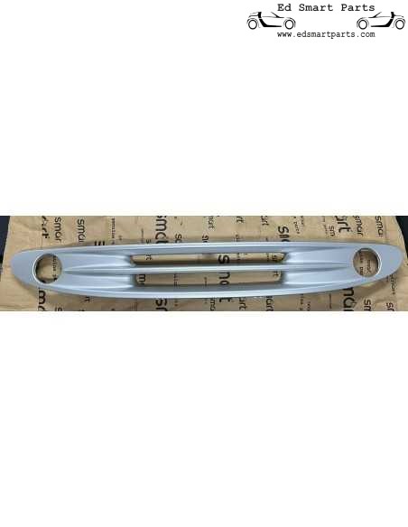 Nova máscara de grade frontal prateada com aberturas para faróis de neblina smart fortwo 450