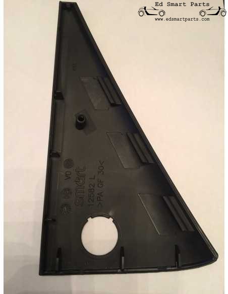 Rivestimento del triangolo della portiera della Smart Roadster 452 situato sopra la maniglia della portiera